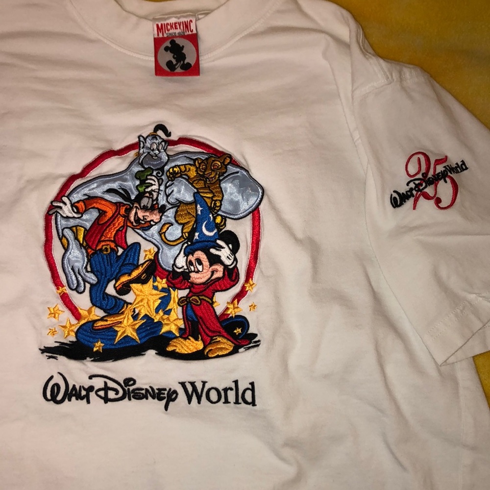 VINTAGE EMBROIDERED DISNEY T-SHIRT